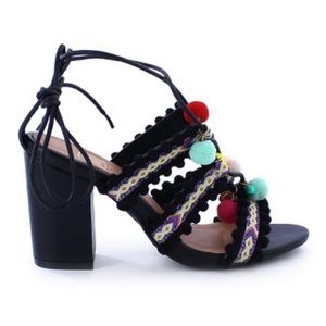 $15🔹 Aztec Print Pom Pom Heel Sandals 🔹